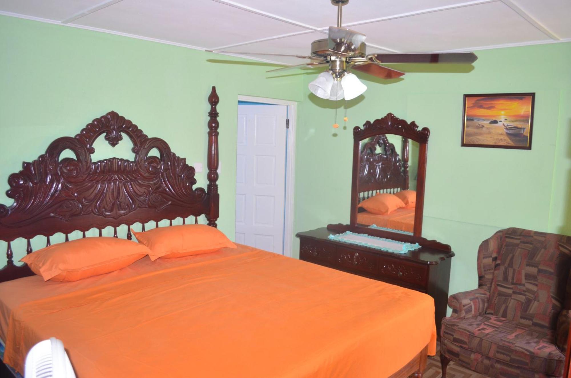 Little Shaw Park Guest House โอโชรีโอส ภายนอก รูปภาพ