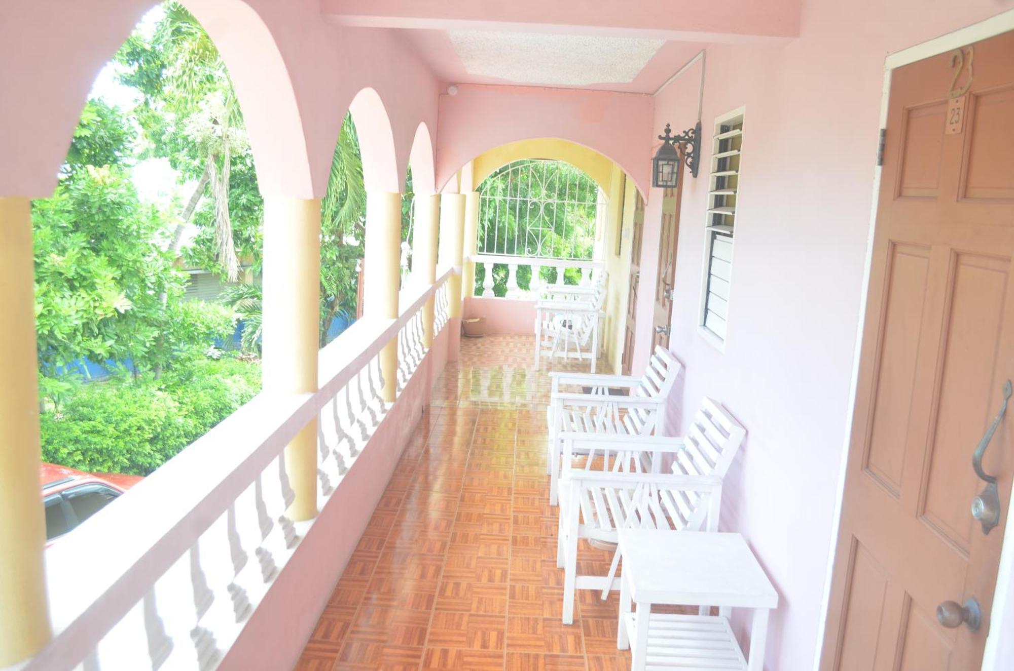 Little Shaw Park Guest House โอโชรีโอส ภายนอก รูปภาพ