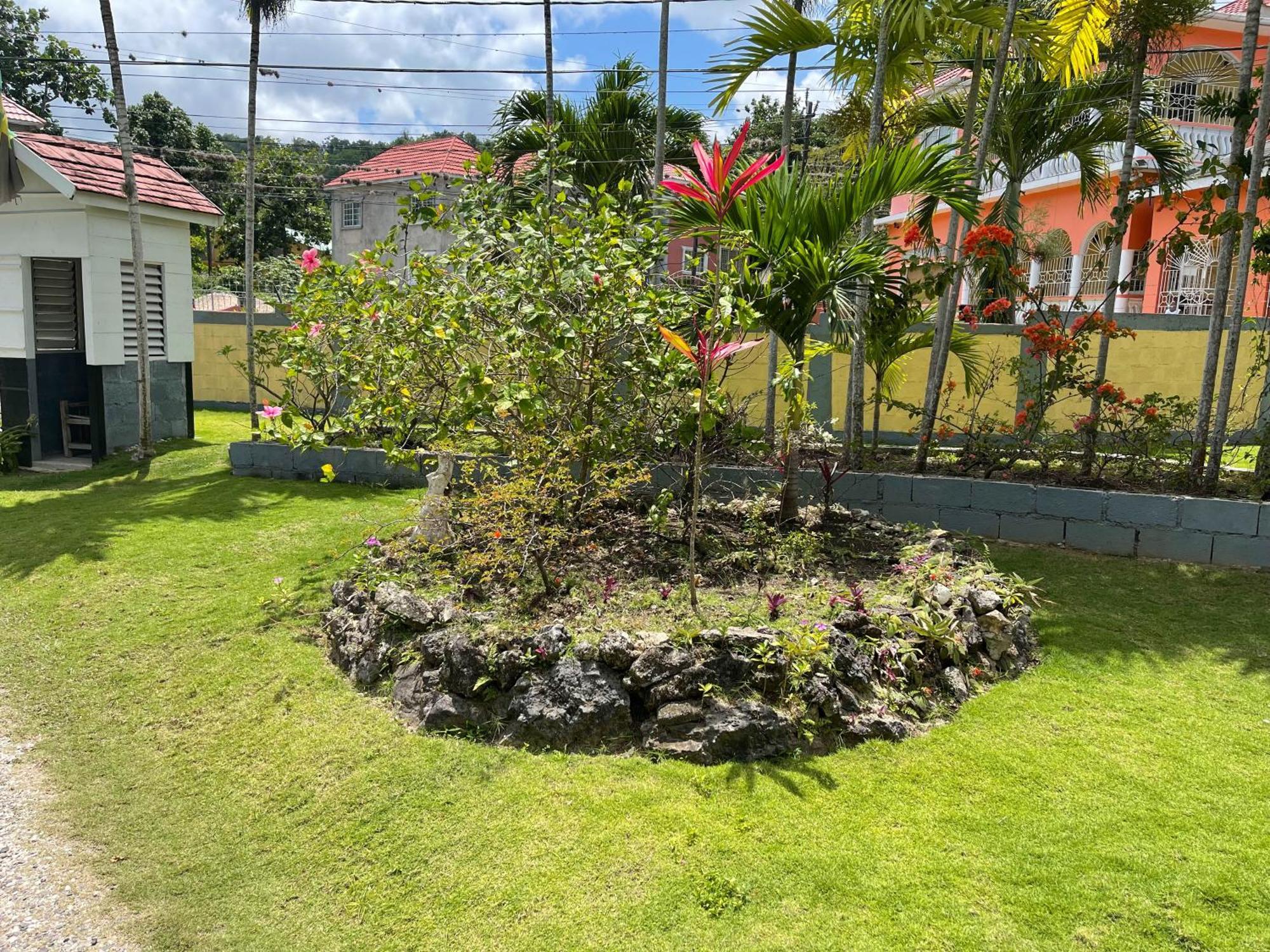 Little Shaw Park Guest House โอโชรีโอส ภายนอก รูปภาพ