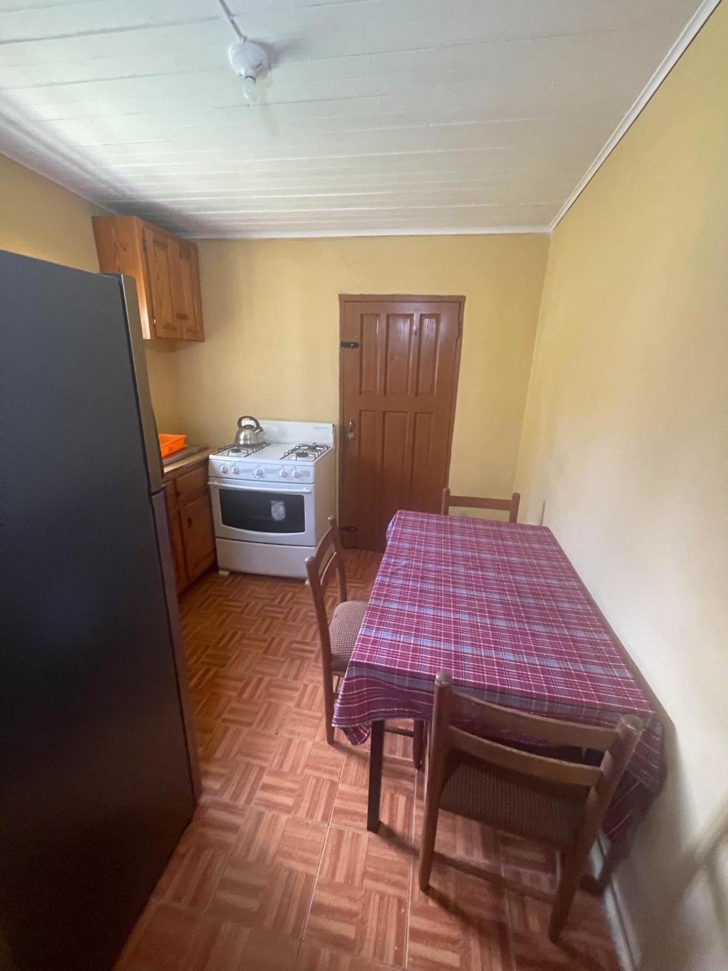 Little Shaw Park Guest House โอโชรีโอส ภายนอก รูปภาพ